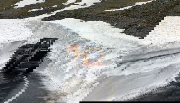 Ekkora a hó májusban a Transzfogarason