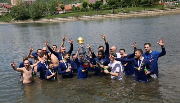 A boldogság után a folyóban is úsztak a kolozsvári kosarasok