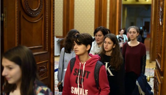 Gyerekek özönlötték el a parlamentet