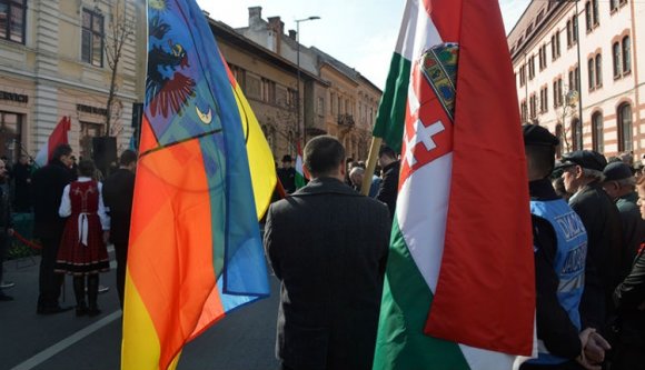 Emlékeznek a kolozsvári zászlóbotrányra? Nos, megkezdődött a tárgyalása