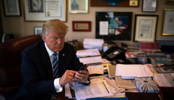 Lehet, hogy nem is Trump tweetel, hanem a macskája