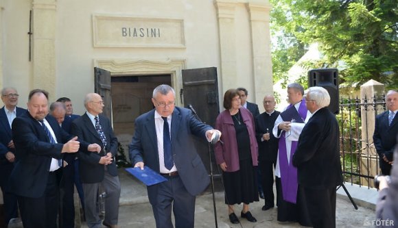 Átadták Erdély első igazi „nagyvállalkozójának” felújított kriptáját (FOTÓK)