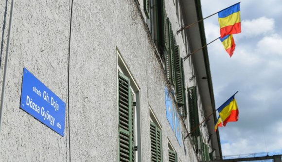 Irtóhadjáratba kezdett az önkormányzat a magyar utcanévtáblák ellen Marosvásárhelyen