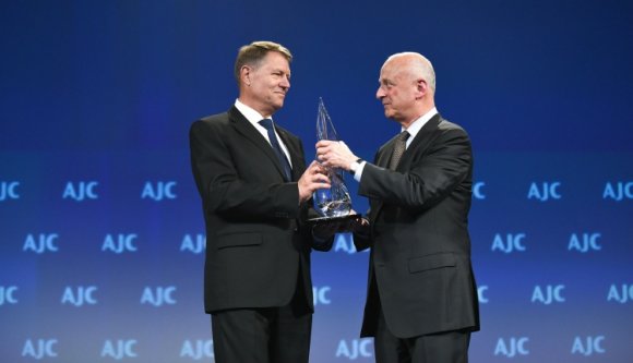 Az Egyesült Államokba érkezett Iohannis, gyorsan ki is tüntették