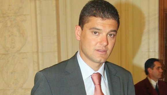 Ágyékon rúgta a rendőrt a talajrészeg román exképviselő (VIDEÓ)