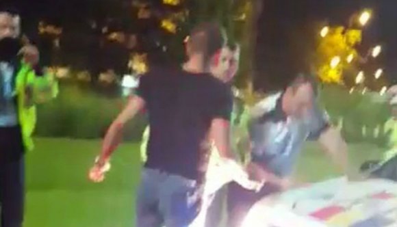 Nem hagyta magát a részeg exképviselő által ágyékon rúgott rendőr (VIDEÓ)