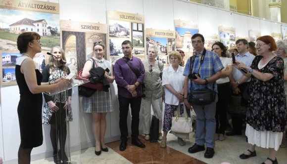 Az erdélyi történelmi családok megpróbáltatásairól nyílt tárlat a Pesti Vigadóban