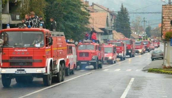 Lángokban áll egy autójavító műhely Gyergyóalfaluban