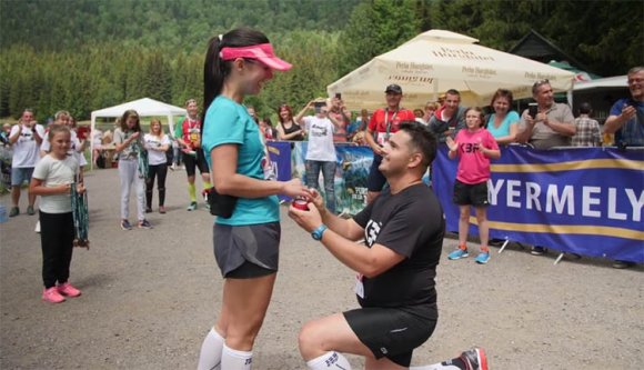 Lánykérés is volt a Tusnád Maratonon (VIDEÓ)