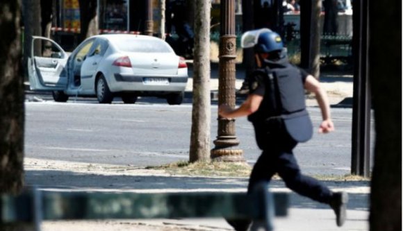 Rendőrségi furgonra támadtak Párizsban