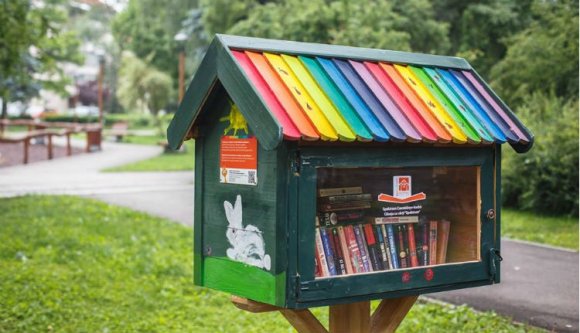 Szabadtéri könyvkuckókat állítottak fel Csíkszeredában