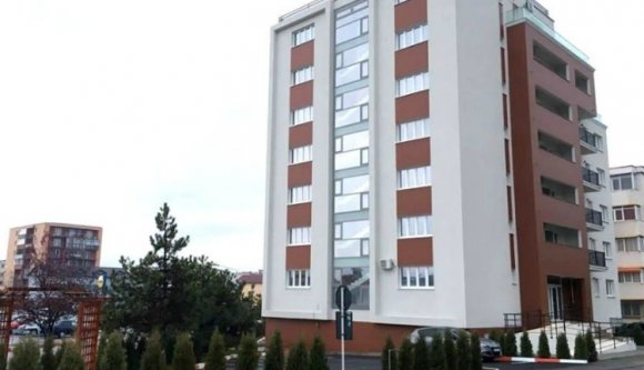 Egy kétéves kisgyerek kiesett egy tömbház harmadik emeletéről