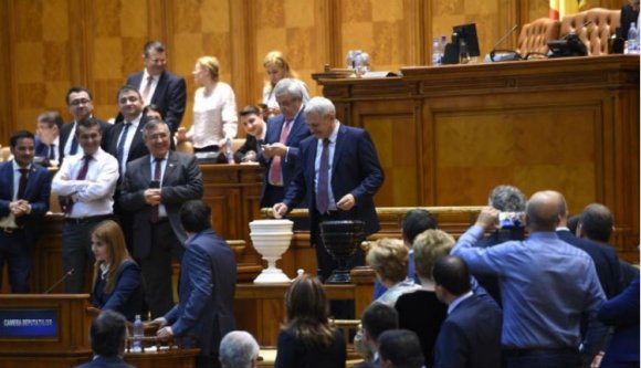 USR: csalás történhetett a bizalmatlansági indítvány szavazásán