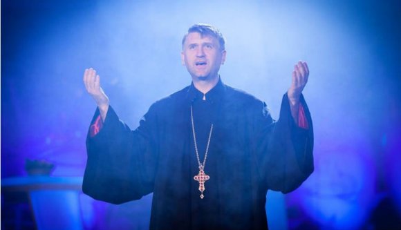 Népdalénekes ortodox pópa akart megrontani egy kisfiút