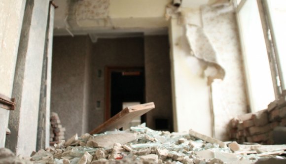 Saját háza teteje omlott rá egy idős nőre Szatmár megyében