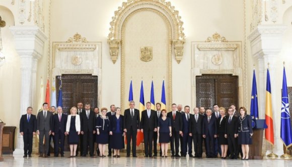 Beiktatta és megfeddte Iohannis az új kormányt