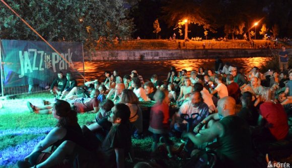 Kiáramlott a jazz a parkból