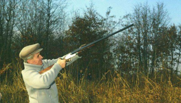 Elárverezik Ceauşescu egykori vadászpuskáját