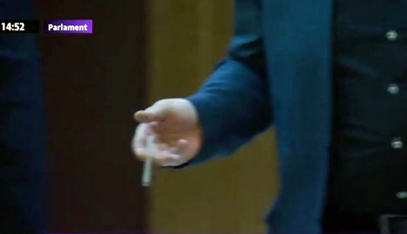 Még a kormányfő is cigizett a parlamentben