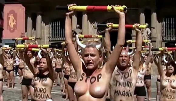 Meztelen keblekkel a pamplonai bikafuttatás ellen