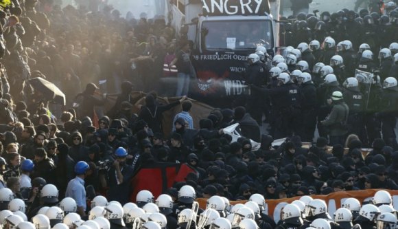 Nem férnek a bőrükbe a szélsőbalosok: rendőrökre támadtak a tüntetők Hamburgban