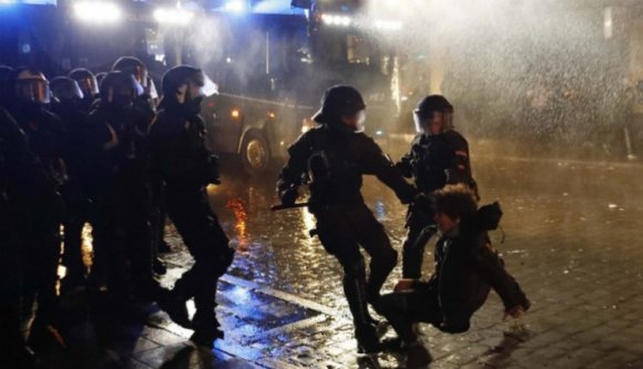 Alig csitultak a kedélyek a hamburgi utcákon vasárnapra virradóan