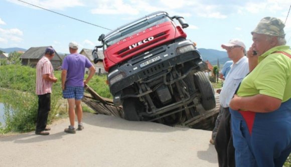 Nem bírt el 30 tonnát, beszakadt egy híd Gyergyóújfaluban