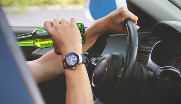 Síkrészegen vezetett autót. De legalább jogosítványa sem volt