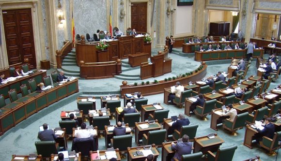 Elkopott a szőnyeg a szenátusban, pótolni kell