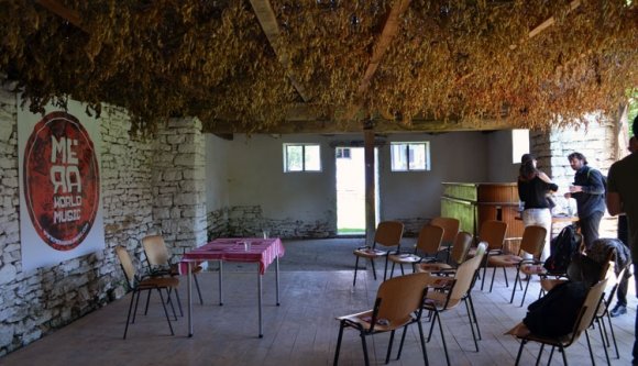 Világok zenélnek bele a mérai csűrbe