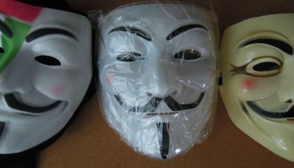 Álarcos férfi hatolt be az aradi városháza épületébe