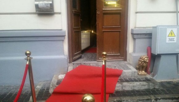 Már a giccset is lopják: kirabolták a bukaresti giccsmúzeumot (VIDEÓ)