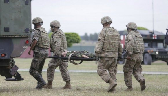 Ejtőernyős ugrás közben halt meg egy katona