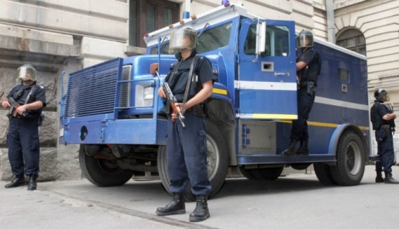 Uzsorázó csendőrök után nyomoz a szervezett bűnözés elleni ügyészség