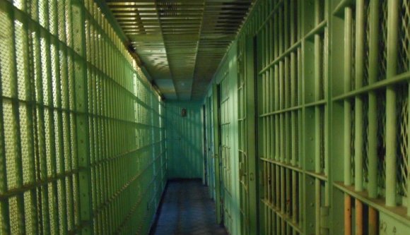 Telefonon fenyegette a külképviseleti dolgozókat a börtönben ülő gyilkos