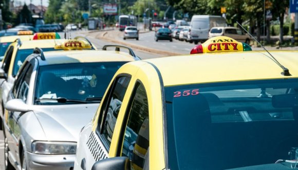 Megszúrtak egy taxisofőrt Nagyvárad közelében