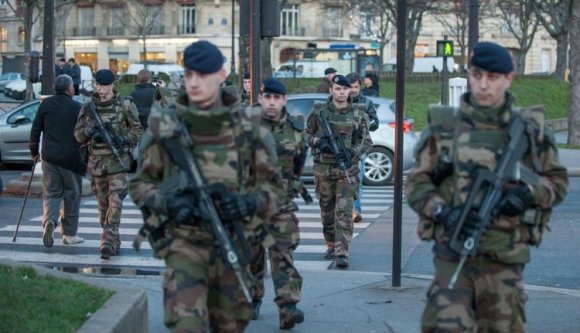 Katonákat gázolt egy autós támadó Párizs külvárosában