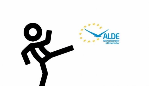 Román politikus megrugdosta az albérlőjét (VIDEÓ)