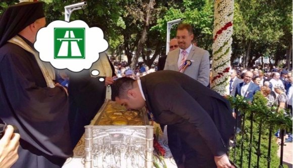 Mire gondol egy miniszter ereklyecsókolgatás közben?