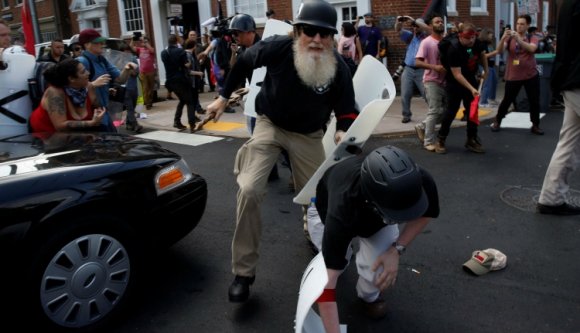 Véres összecsapások egy amerikai városban egy szobor miatt