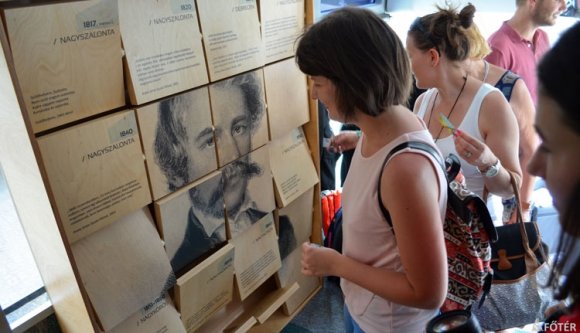 Van egy autóbuszjegyünk Arany Jánostól