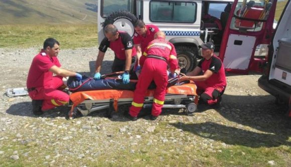 Szakadékba borult egy autó a Transzalpina környékén