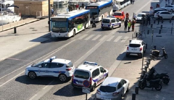 Autóbuszmegállókba hajtott egy furgon Marseille-ben