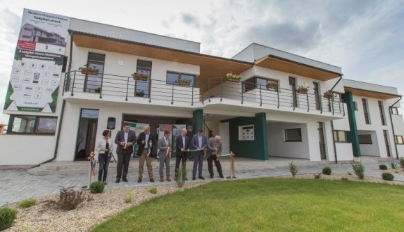 Budapest támogatásával épültek orvosi lakások Szatmáron