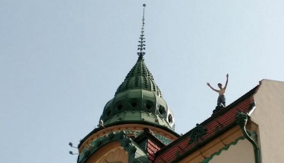 A Fekete Sas palota tetejéről akart leugrani egy férfi Nagyváradon