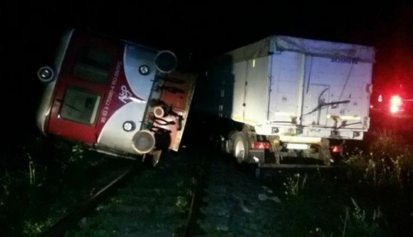 Látványos balesetben tarolta le egymást egy kamion és egy vonat
