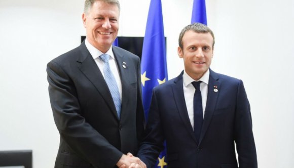 Fegyvereladásról ír alá szerződést Macron Bukarestben