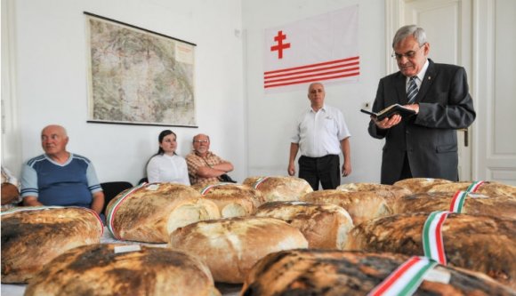 Szétosztották a „magyarok kenyerét” Nagyváradon