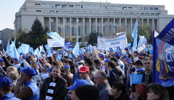 A pedagógusok szerint a kormány átverte őket a béremeléssel