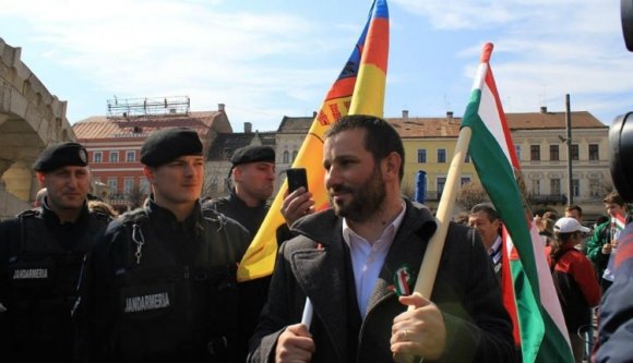 Jogerősen pert nyert zászlóügyben az EMNP alelnöke
